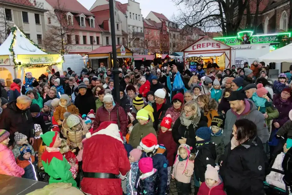Weihnachtsmarkt Der Weihnachtsmann nimmt sich-Zeit für die Kinder