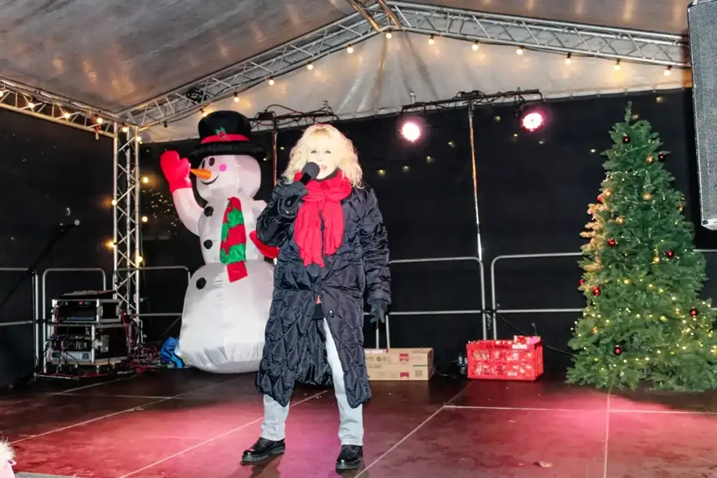Weihnachtsmarkt-Unterhaltung-1024x683