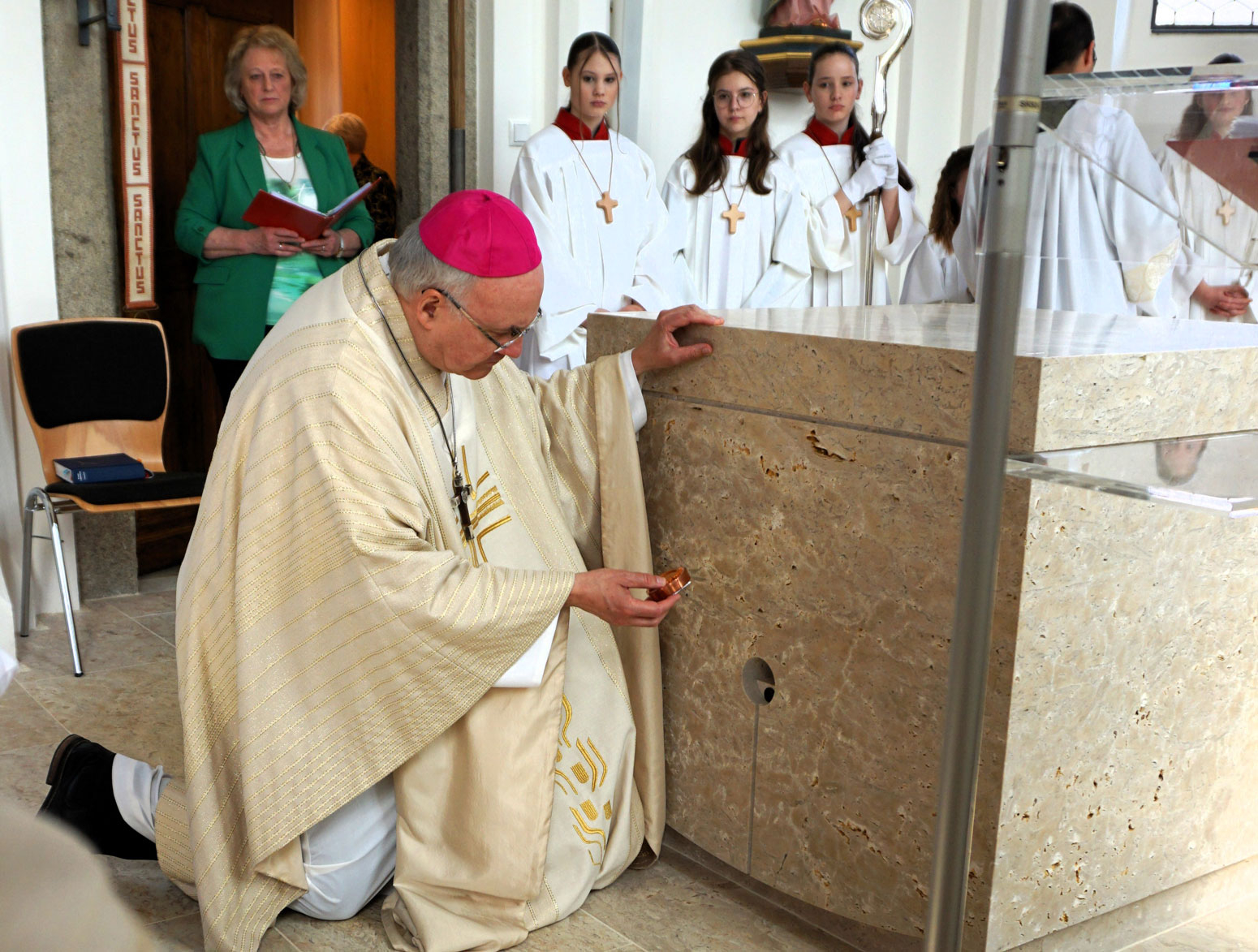 In den Altar werden Reliquien der heiligen Anna Schäffer und des heiligen Wolfgang eingesetzt ...