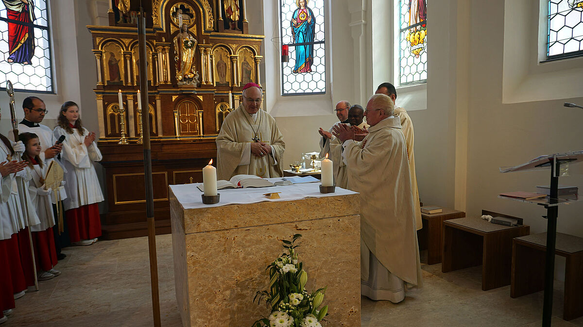 Bischof am neuen Altar