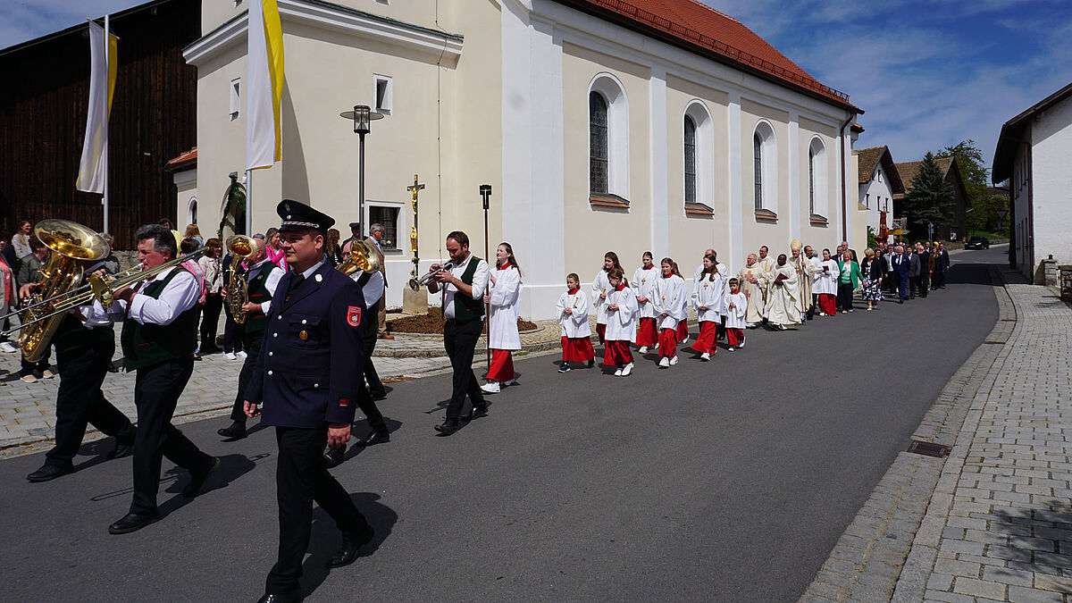 Ein festlicher Zug mit Kapelle, Ministranten, Bischof, Priestern und Gläubigen zog anschließend durch den Ort.