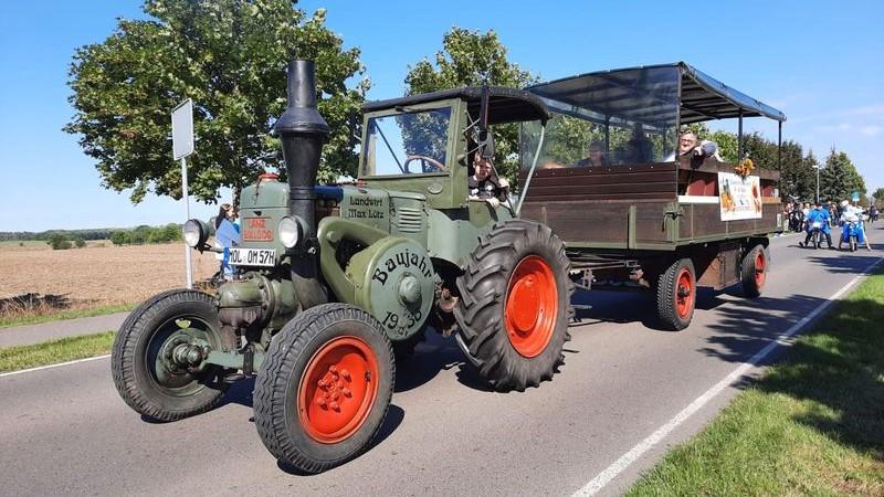 Alte Traktoren beim Zinndorfer Oktoberfest