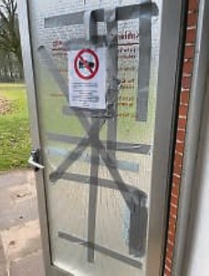 Eine geklebte Glasscheibe in einer Tür