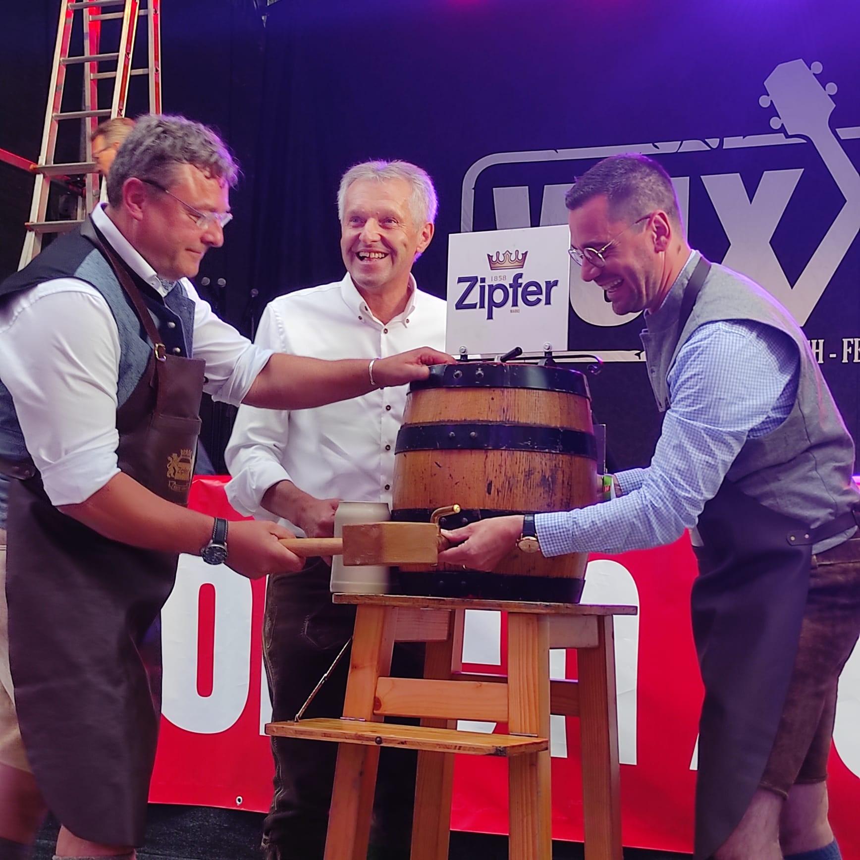 Bieranstich im Hauptzelt mit v. l. n. r.: Bernhard Rieser, Bürgermeister der Marktgemeinde Windischgarsten; Vertreter der Brauerei Zipf; Florian Fritzsch, Bürgermeister der Gemeinde Großenlüder