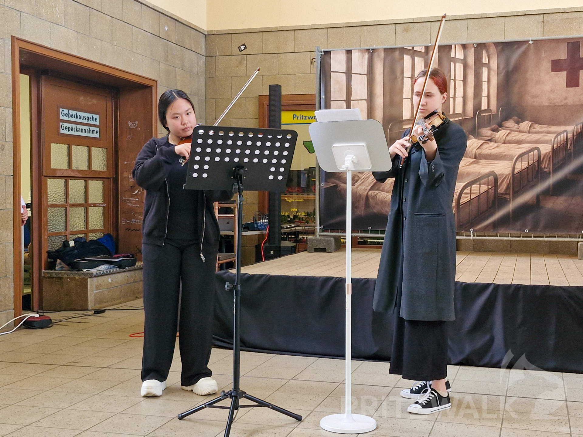 Violinistinnen Linh Phuong Dao und Uliana Rossoshanskaia von der Kreismusikschule Prignitz begleiteten die Veranstaltung musikalisch. Foto: Stadt Pritzwalk