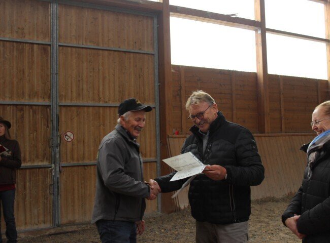 650x480-crop-90-gratulation_an_kurt_antes_zum_guten_ergebnis_seiner_stute