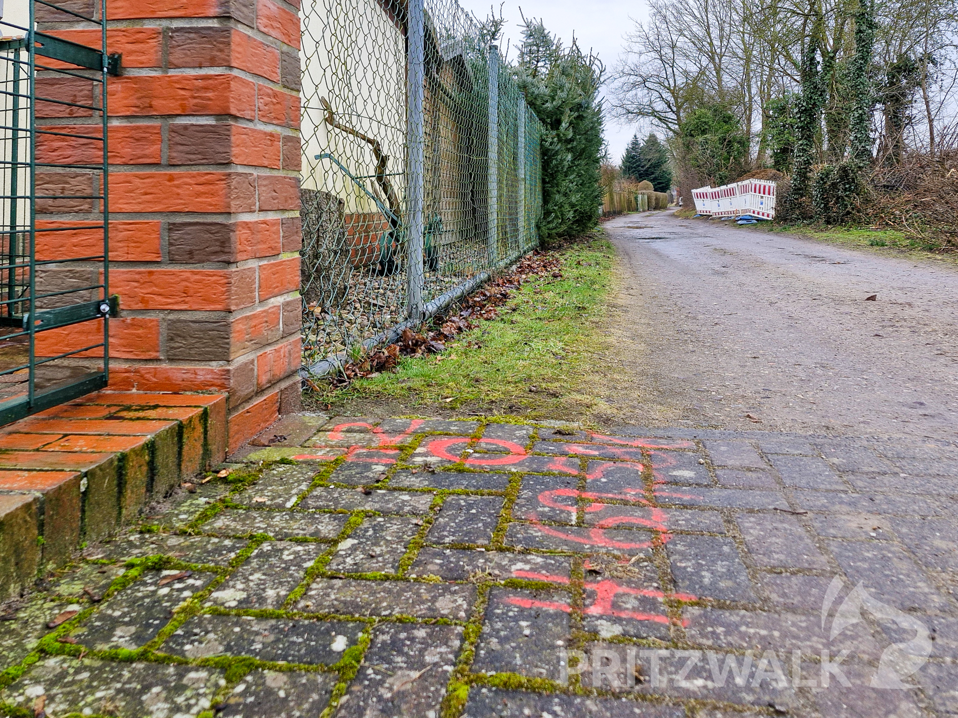 Die roten Hinweise auf dem Boden zeigen, dass hier noch gebaut wird. Foto: Stadt Pritzwalk