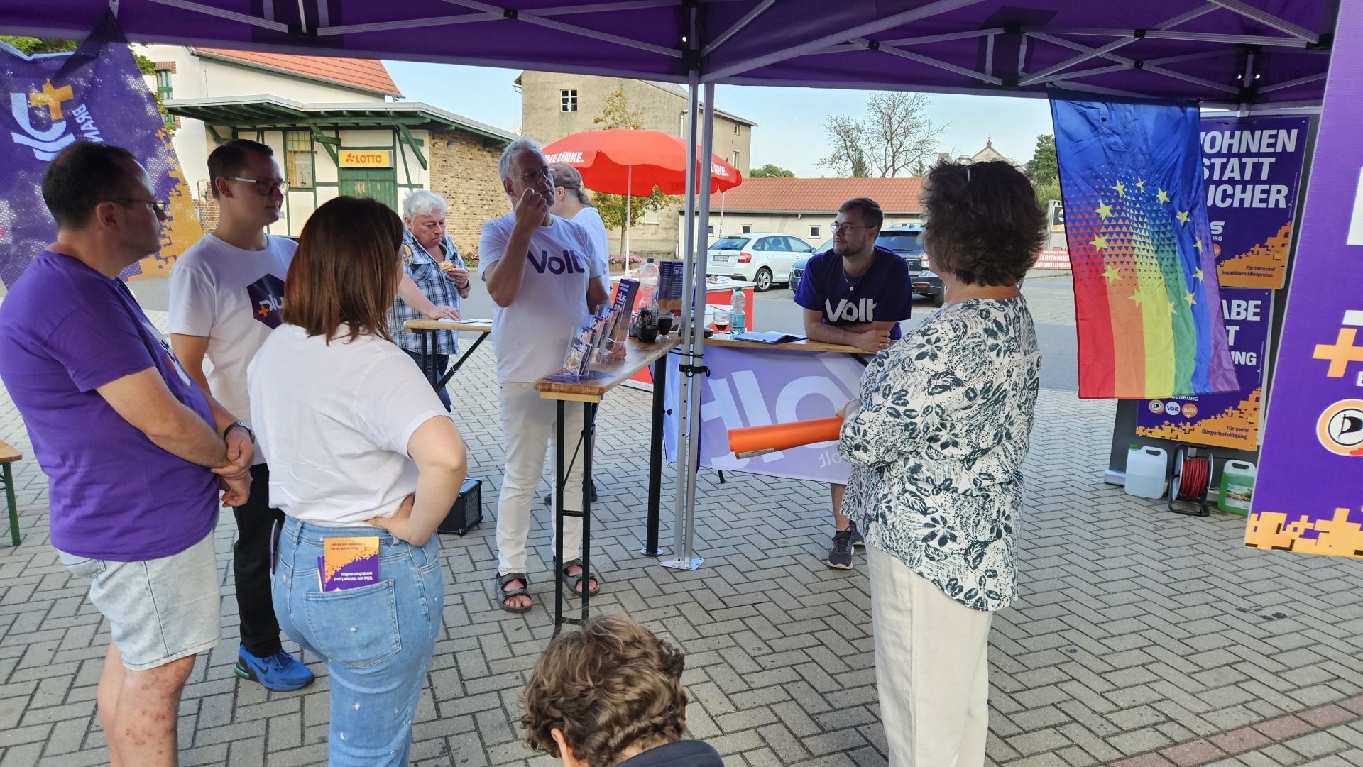 Am Stand von Plus Brandenburg / Volt in Goyatz. Foto: Dörthe Ziemer