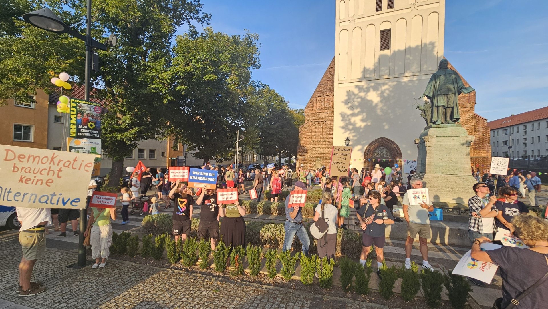 Demo vor der Kirche in Lübben. Foto: Dörthe Ziemer