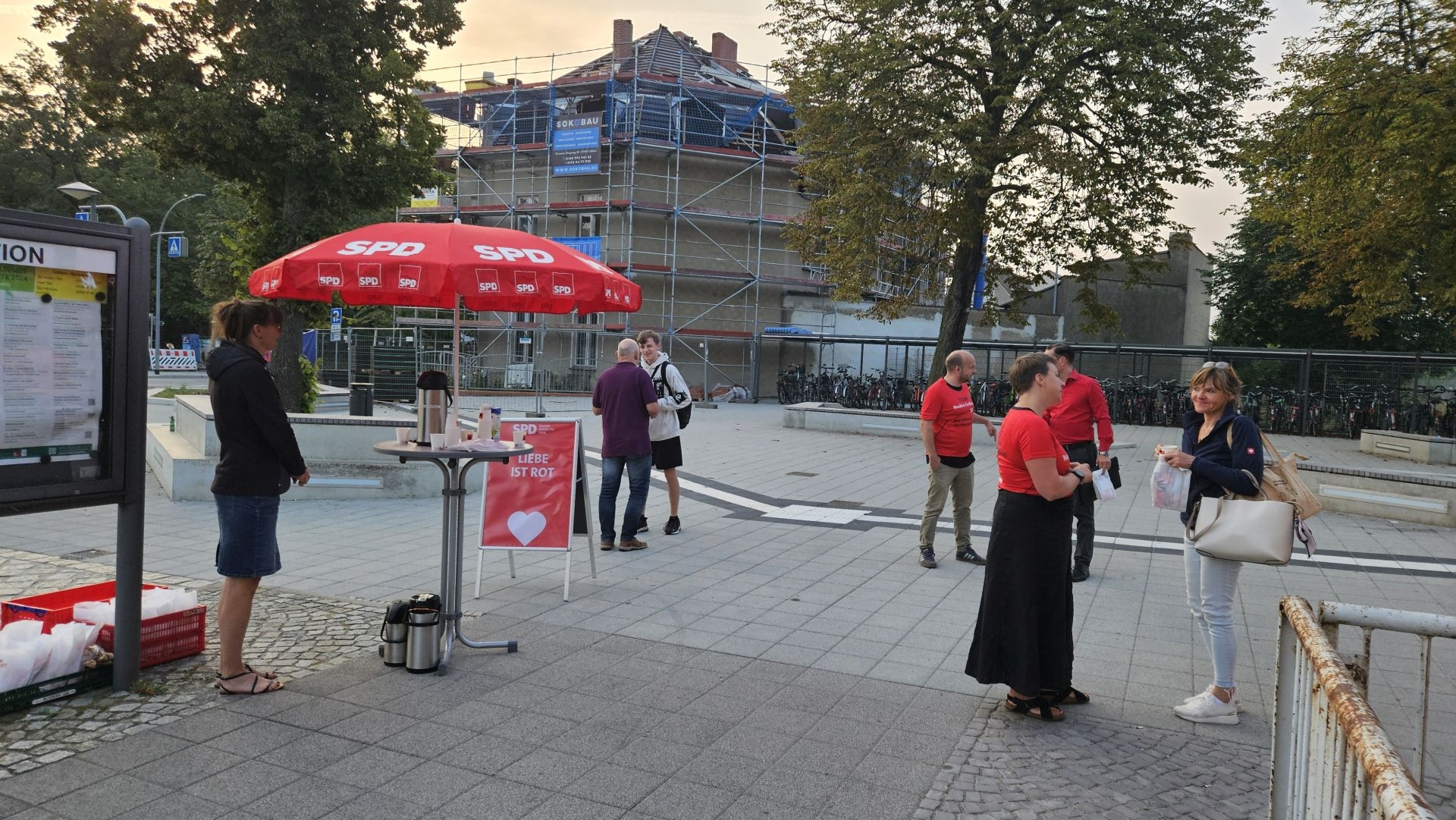 Pendler-Aktion der SPD-Kandidatin am Bahnhof Lübben. Foto: Dörthe Ziemer