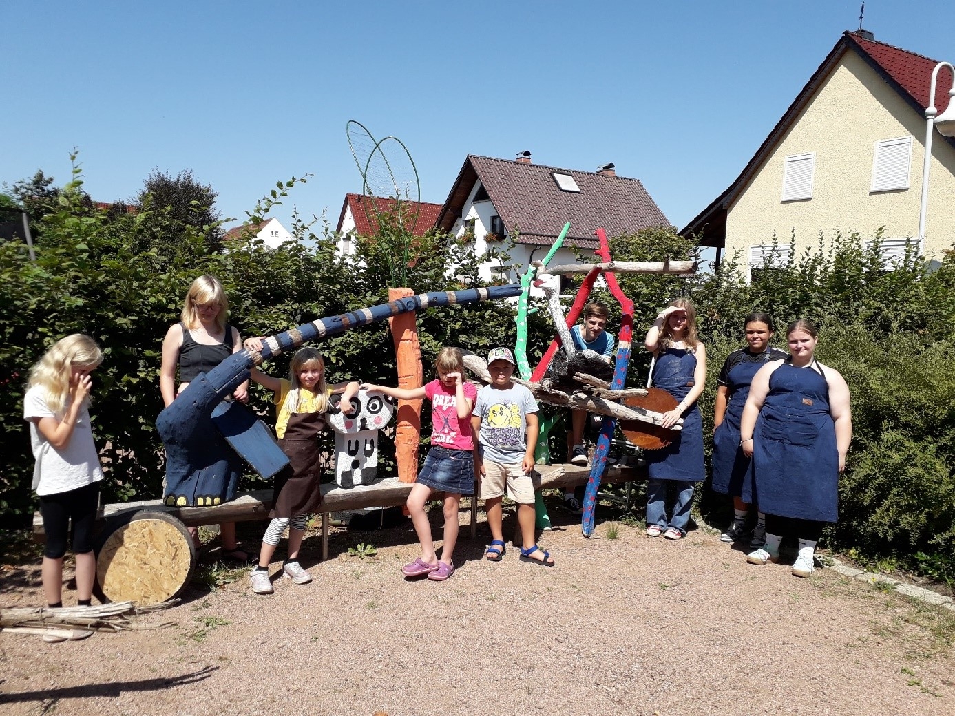 Die Teilnehmer vor der Skulptur