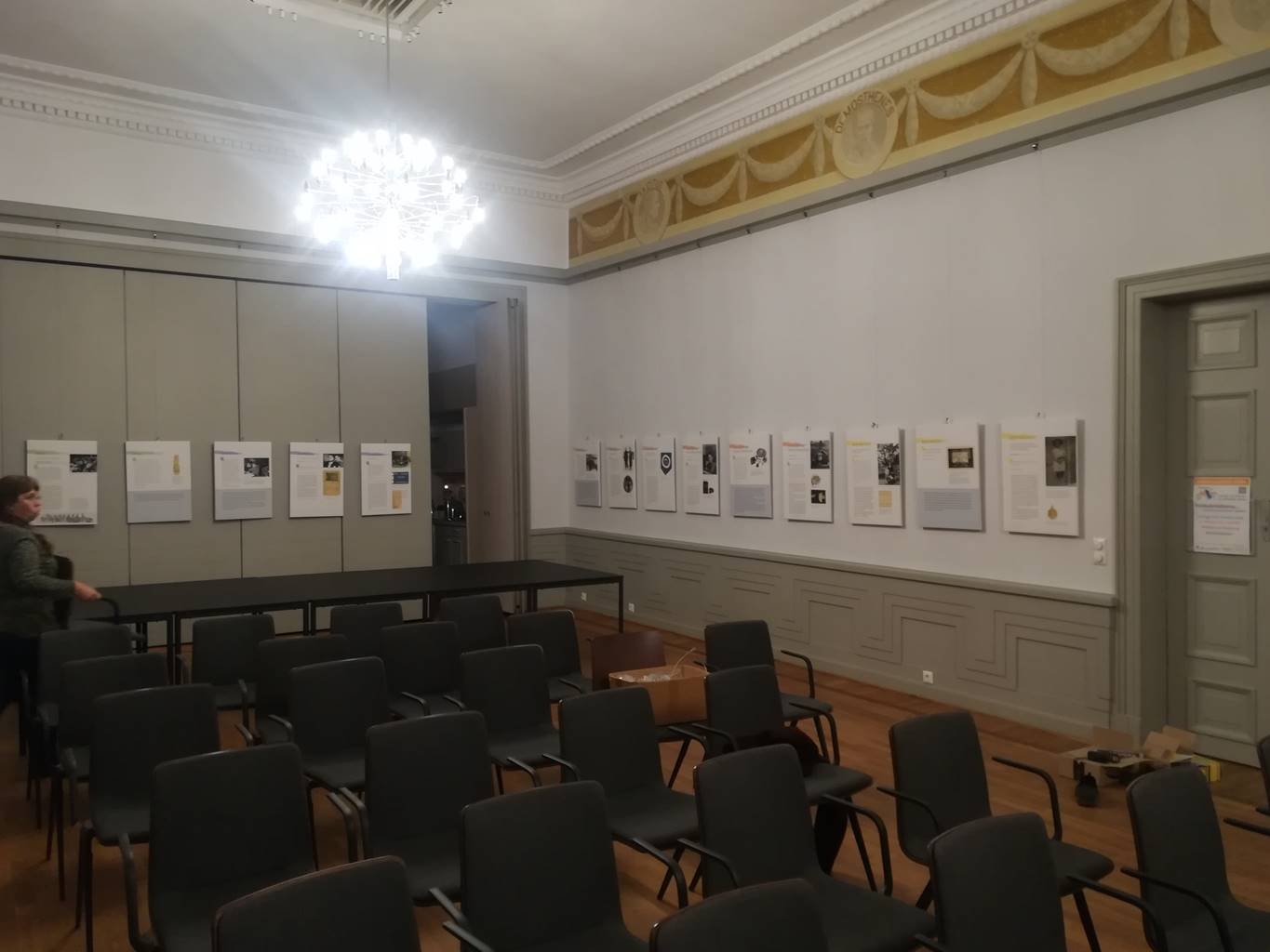 Die Ausstellung ˈLichter im Dunkeln – Kinder im Holocaustˈ wird im Ratssaal des Ratzeburger Rathauses gezeigt © Verein Miteinander leben e.V.
