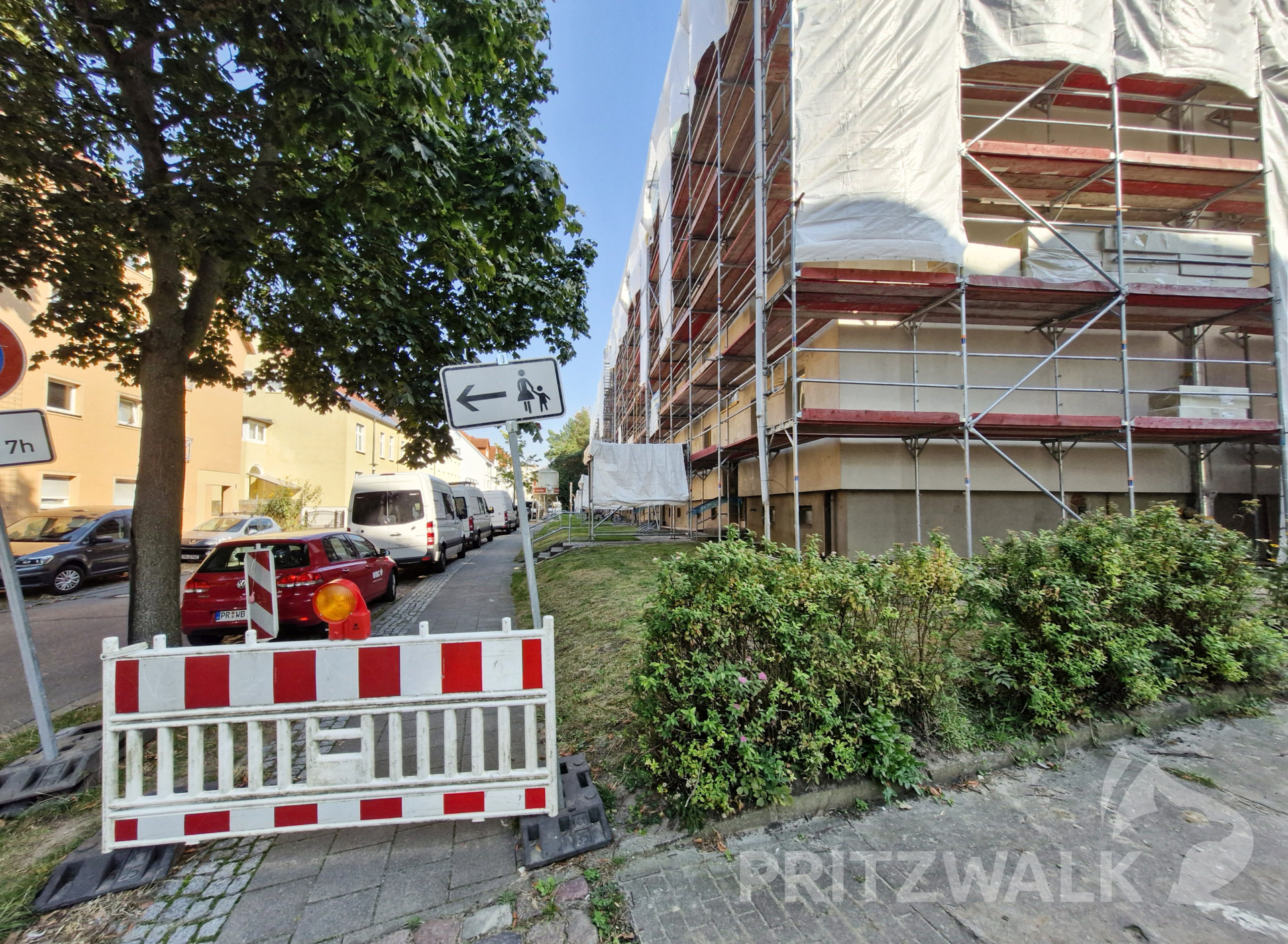 Der Wohnblock in der Jahnstraße ist vorne wie hinten eingerüstet. Foto: Sandra Bels