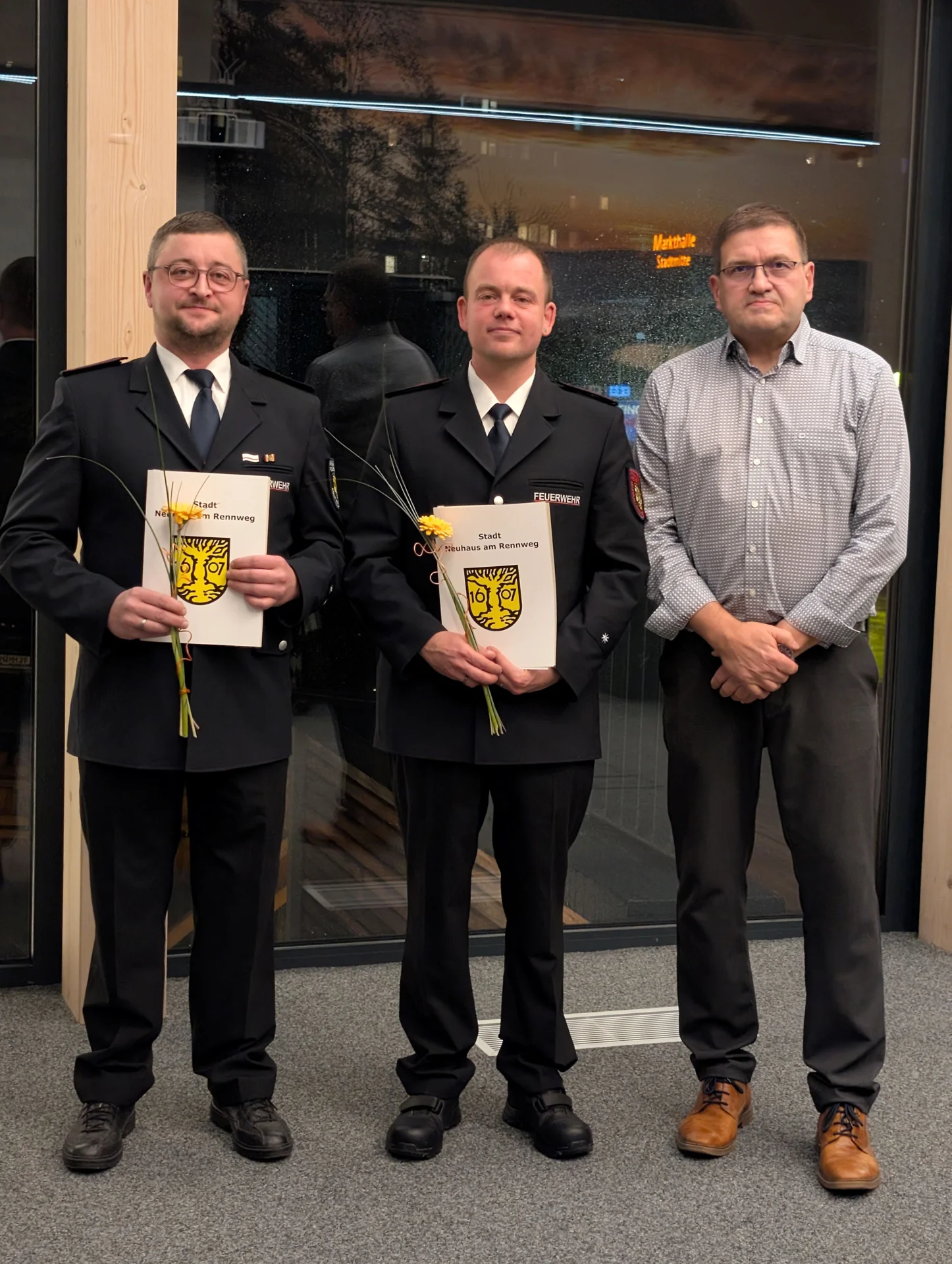 Stadtbrandmeister Michael Schramm und sein Stellvertreter Jens Pforte mit Bürgermeister Uwe Scheler