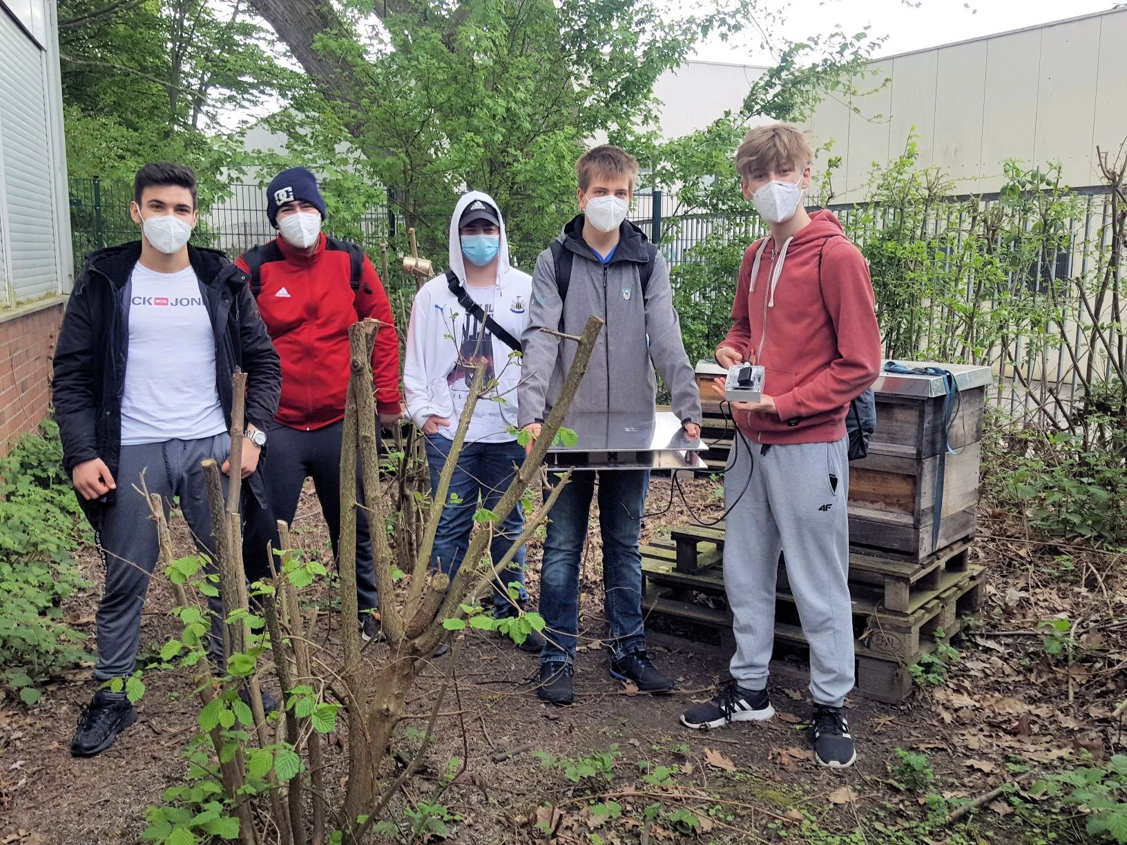 Digitaler Bienenstock an der Realschule Datteln mit Unterstützung des Berufskollegs Ostvest Zufriedene Gesichter oberhalb der Maske und mit Sicherheit auch darunter zeigten die Schüler der Berufsfachschule für Informatik