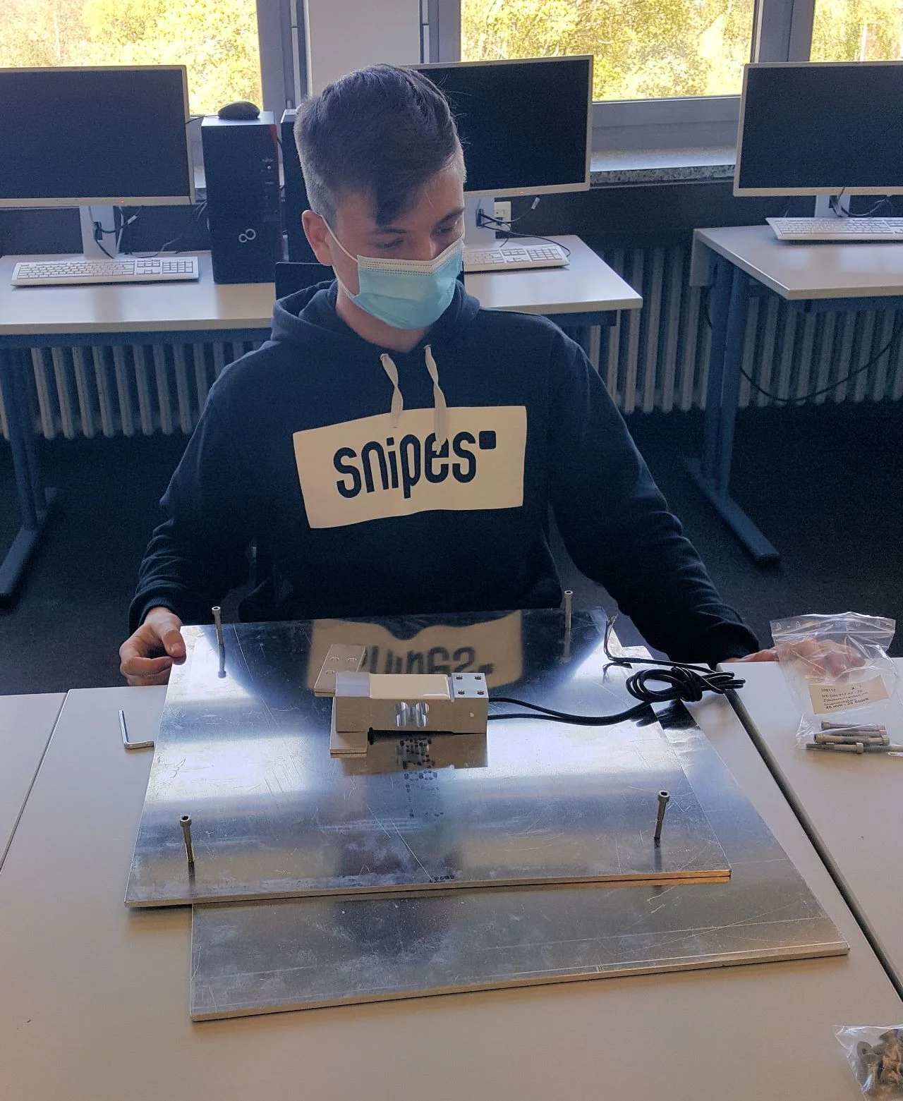 Digitaler Bienenstock an der Realschule Datteln mit Unterstützung des Berufskollegs Ostvest So sehen Waagen für Bienen aus, die auf ihre Wespentaille achten...