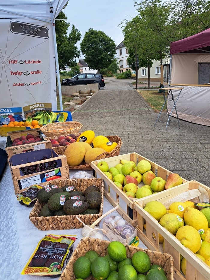 2023-07-21_Wochenmarkt-OBERTHAL_Gudd-Zweck-Markstand_ALI-SKAINE_2_V-700