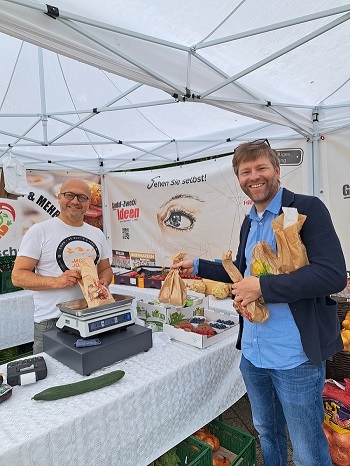 2023-07-21_Wochenmarkt-OBERTHAL_Gudd-Zweck-Markstand_ALI-SKAINE_3_V-350