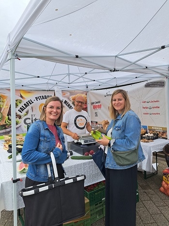 2023-07-21_Wochenmarkt-OBERTHAL_Gudd-Zweck-Markstand_ALI-SKAINE_5_V-350