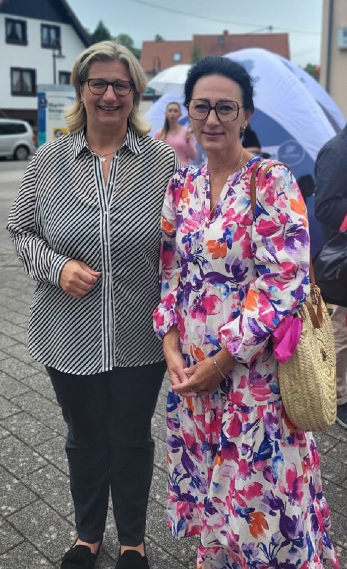 2023-07-21_Wochenmarkt-OBERTHAL_Ministerpraesidentin-ANKE-REHLINGER___Michaela-Roos_V-700