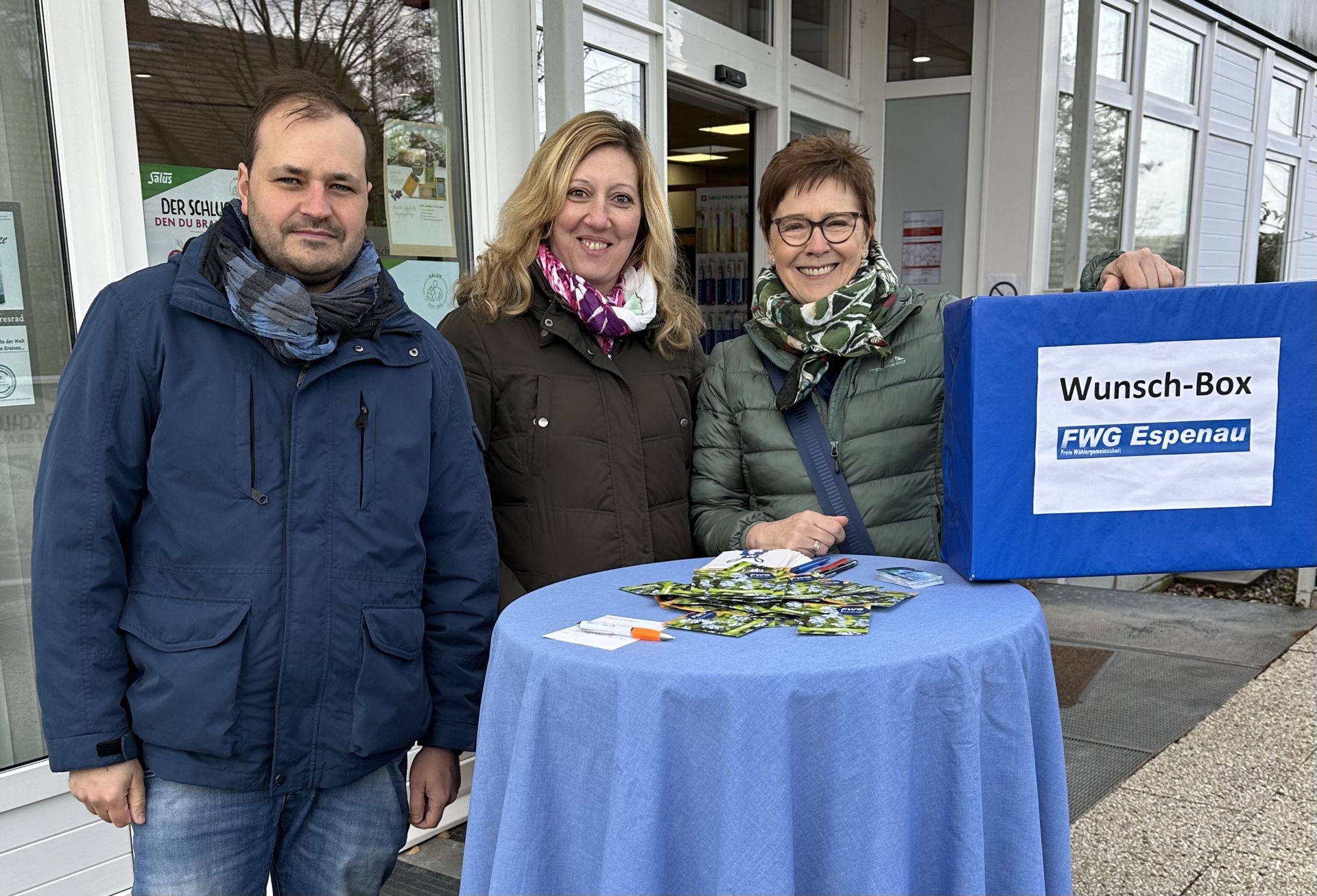 Fabian Exler, Tanja Reichel und Christa Opfermann am Stand der FWG