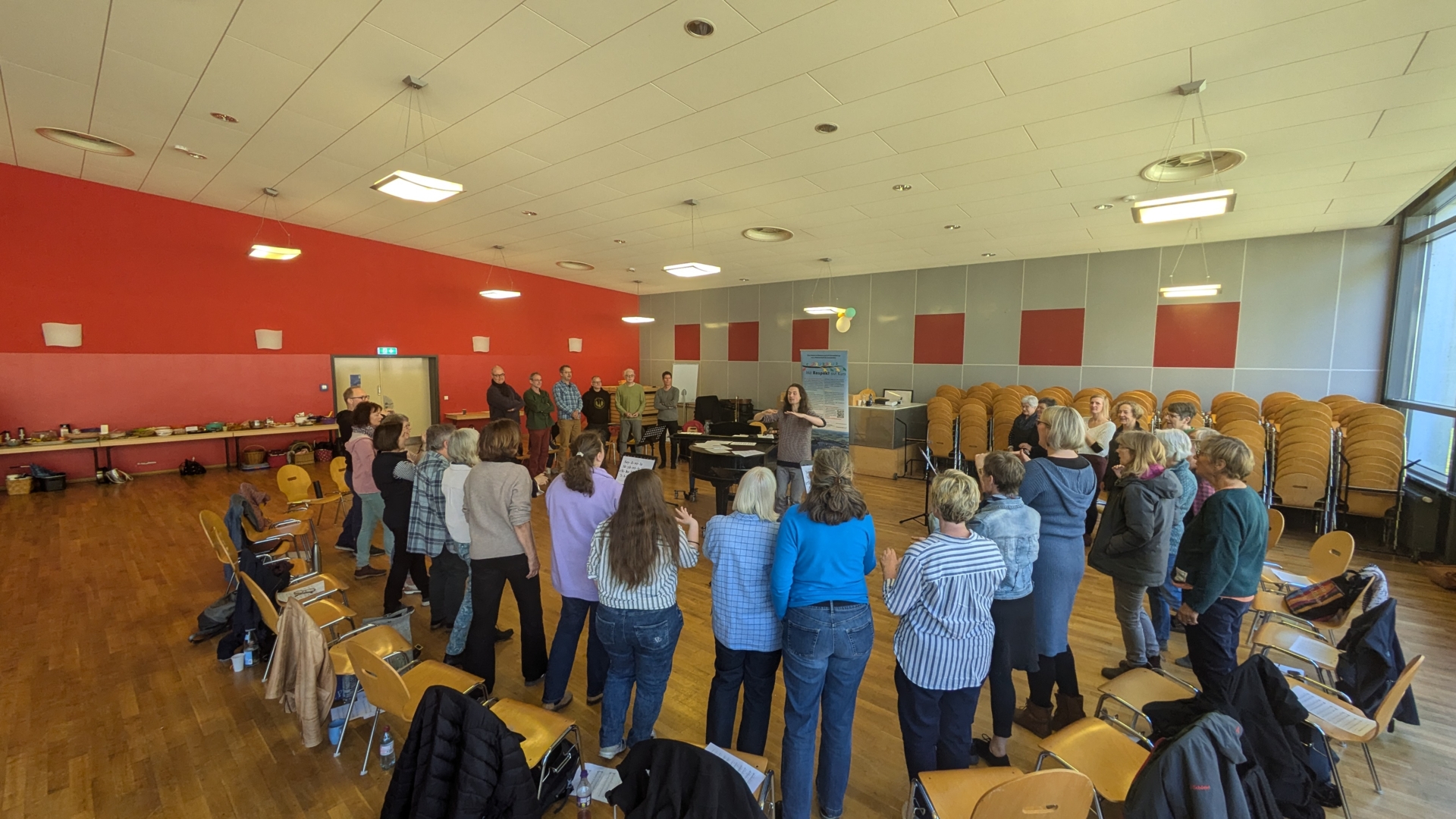 In einem zweitägigen Chorworkshop wurden verschiedene Lieder zum Thema Rassismus und Diskriminierung diskutiert und einstudiert, hier mit Chorleiter Nathaniel Damon.