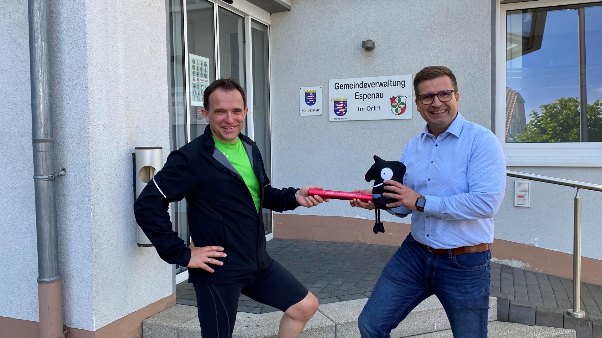 Bürgermeister Obermann übergibt den Staffelstab an Espenaus Bürgermeister Carsten Strzoda