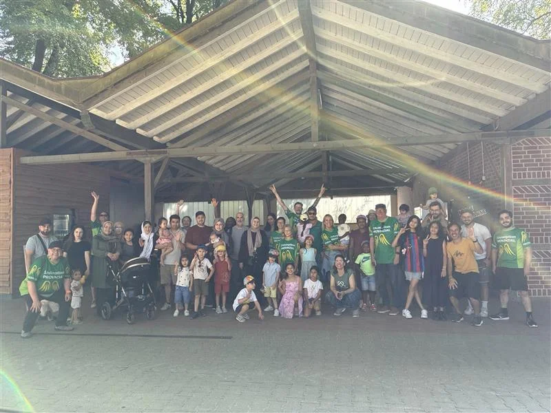 Helferinnen und Helfer mit Familien des Ernst-Langhe-Haus