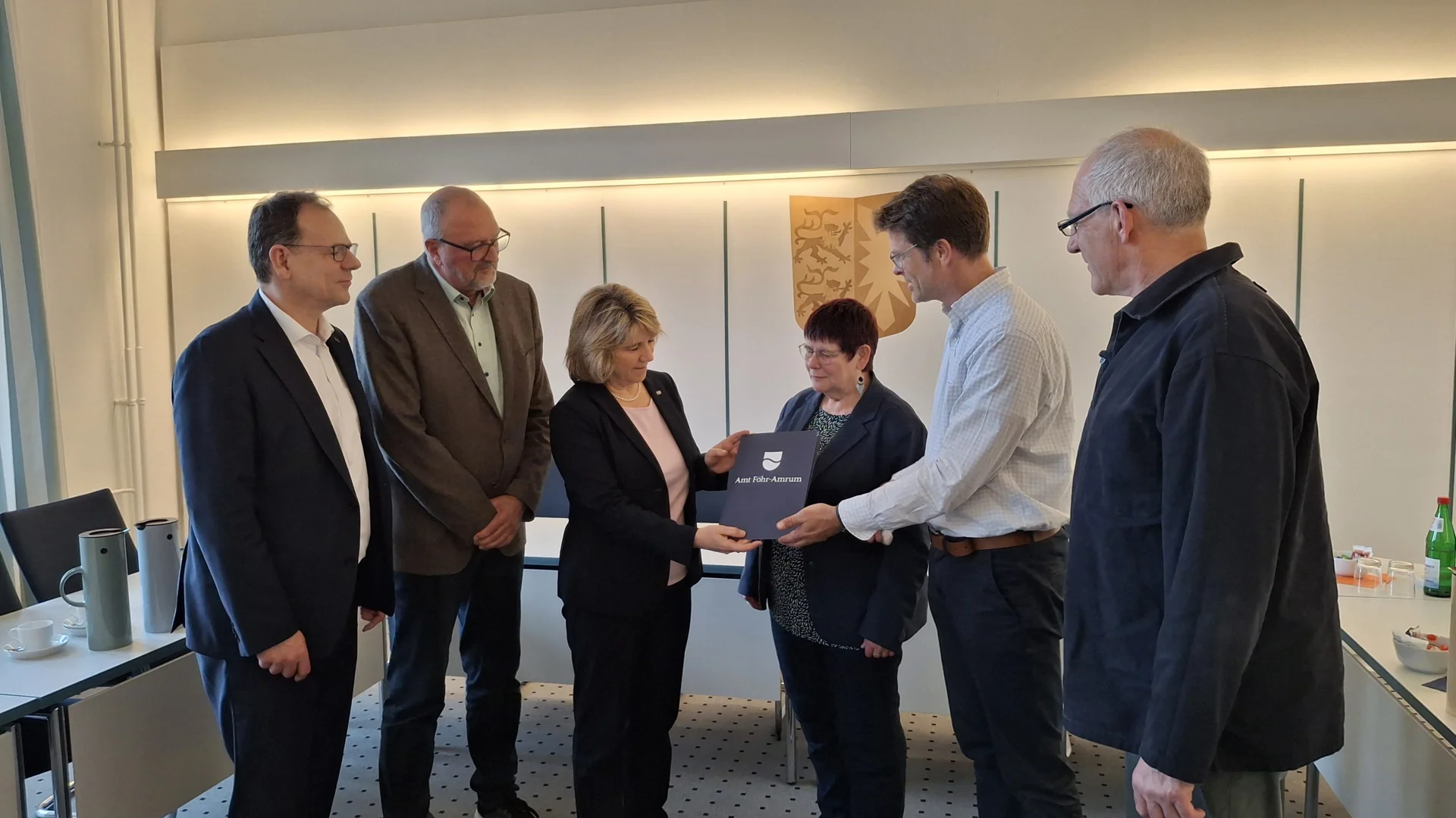 Übergabe des Offenen Briefes im Kieler Ministerium: Staatssekretär Dr. Olaf Taurus, Manfred Ueckermann (mdl), Gesundheitsministerin Prof. Dr. Kerstin von der Decken, Amtsvorsteherin Heidi Braun, Amtsvorsteher Christian Stemmer und Dr. med. Immo Borth (v.l.) (Foto: AmtFA Andreas Hansen)