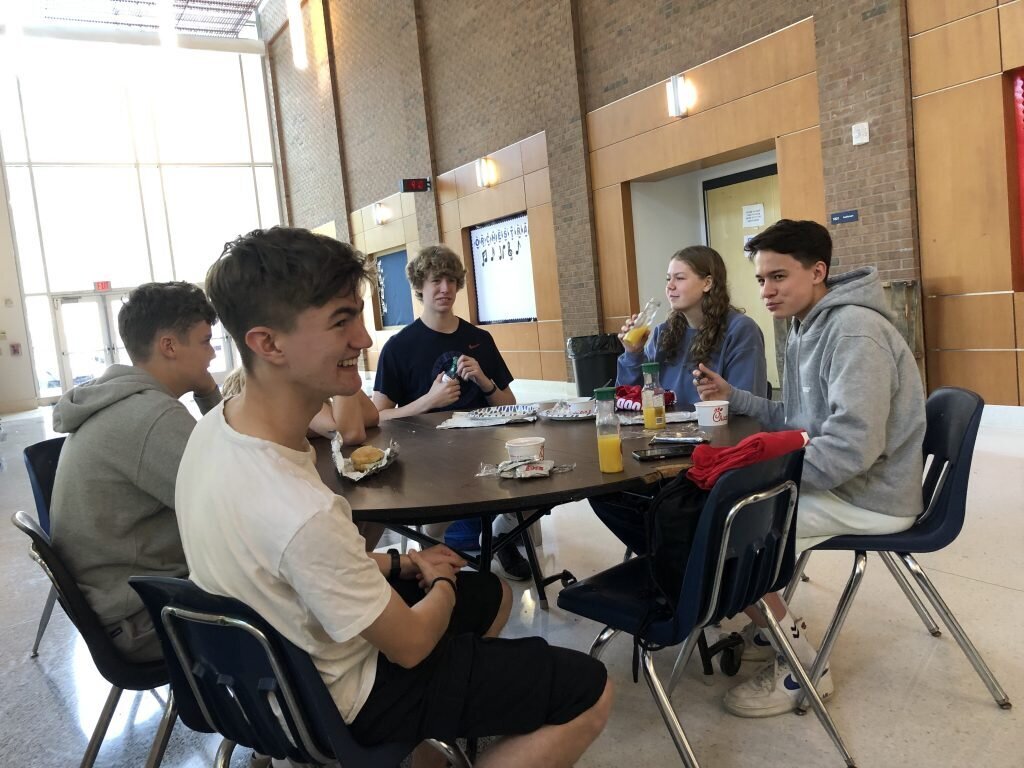 Gruppe beim frühstück