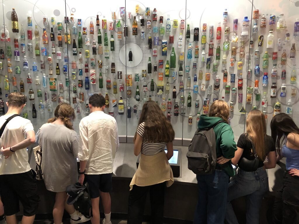 Gruppenfoto vor Wand