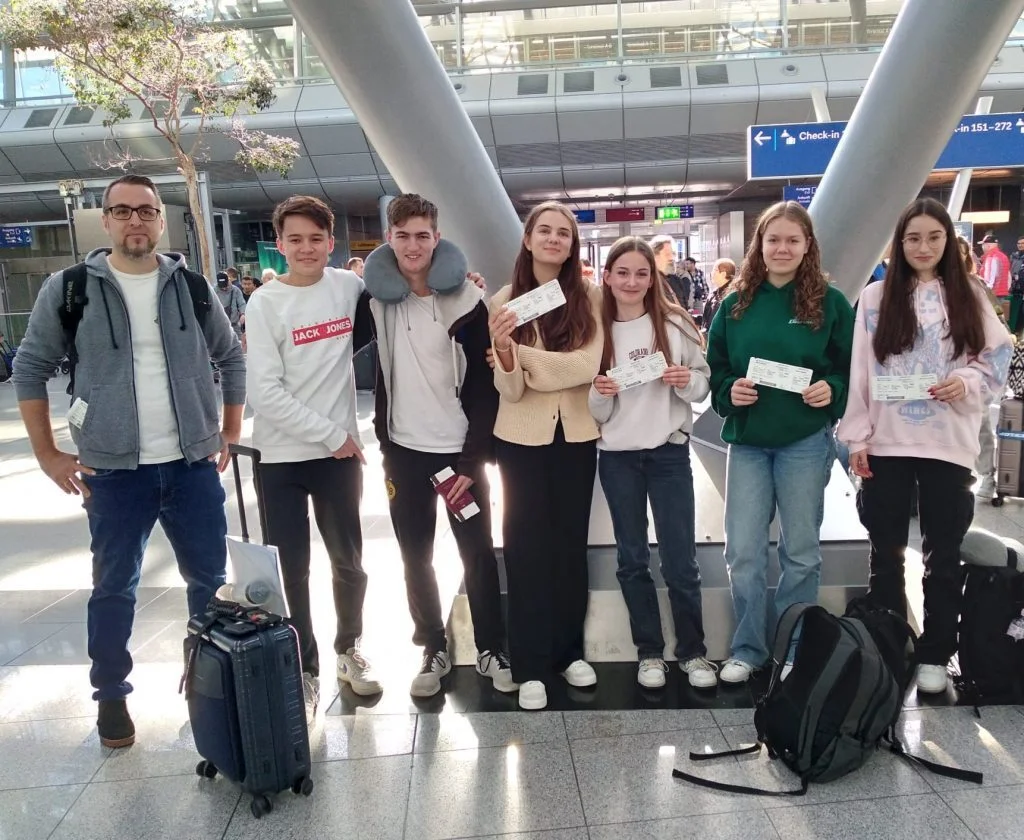 Gruppenfoto am Flughafen
