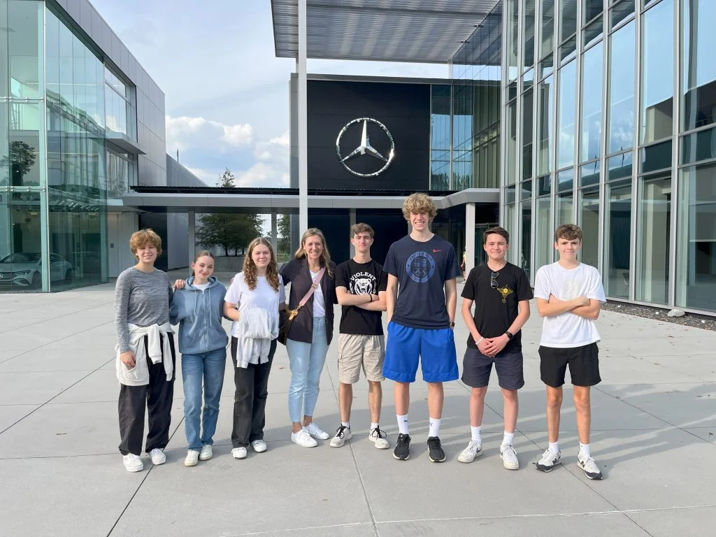Gruppenfoto vor dem Mercedes Gebäude
