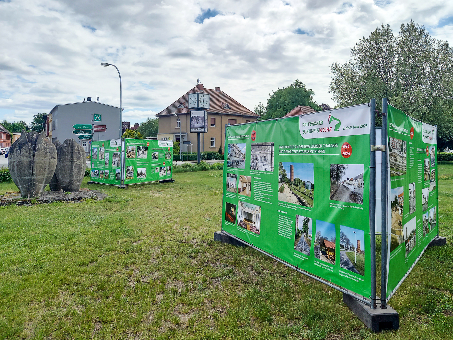 Jeder kann sich beim Spazierengehen vor dem Kulturhaus informieren. Foto: Stadt Pritzwalk