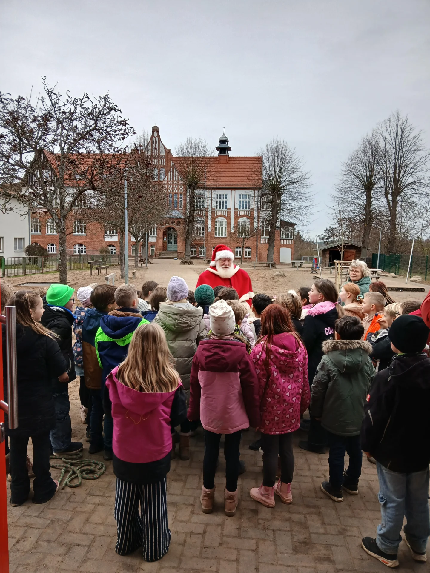 Der Weihnachtsmann zu Gast im Hort