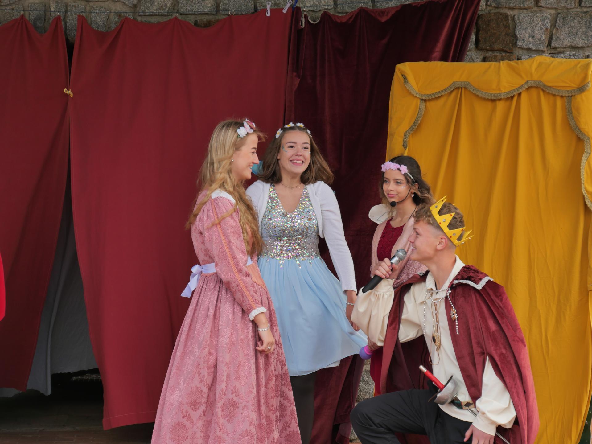 Das Böse ist besiegt! Prinz Leopold macht Prinzessin Rosalie im Beisein der guten Feen einen Heiratsantrag.