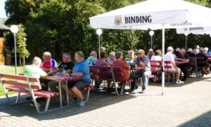 Senioren sitzen draußen am Tisch