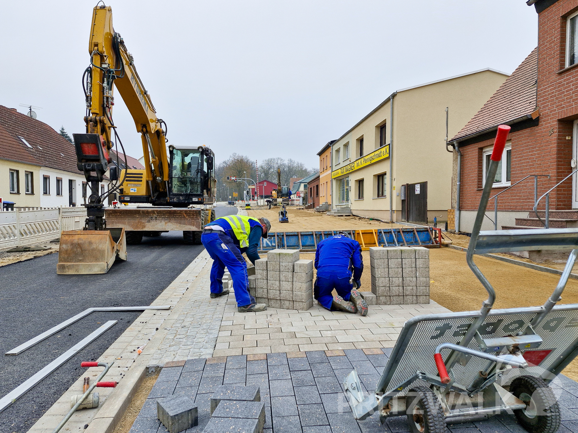 Die Gehwege in der Havelberger Straße werden derzeit gepflastert. Foto: Stadt Pritzwalk