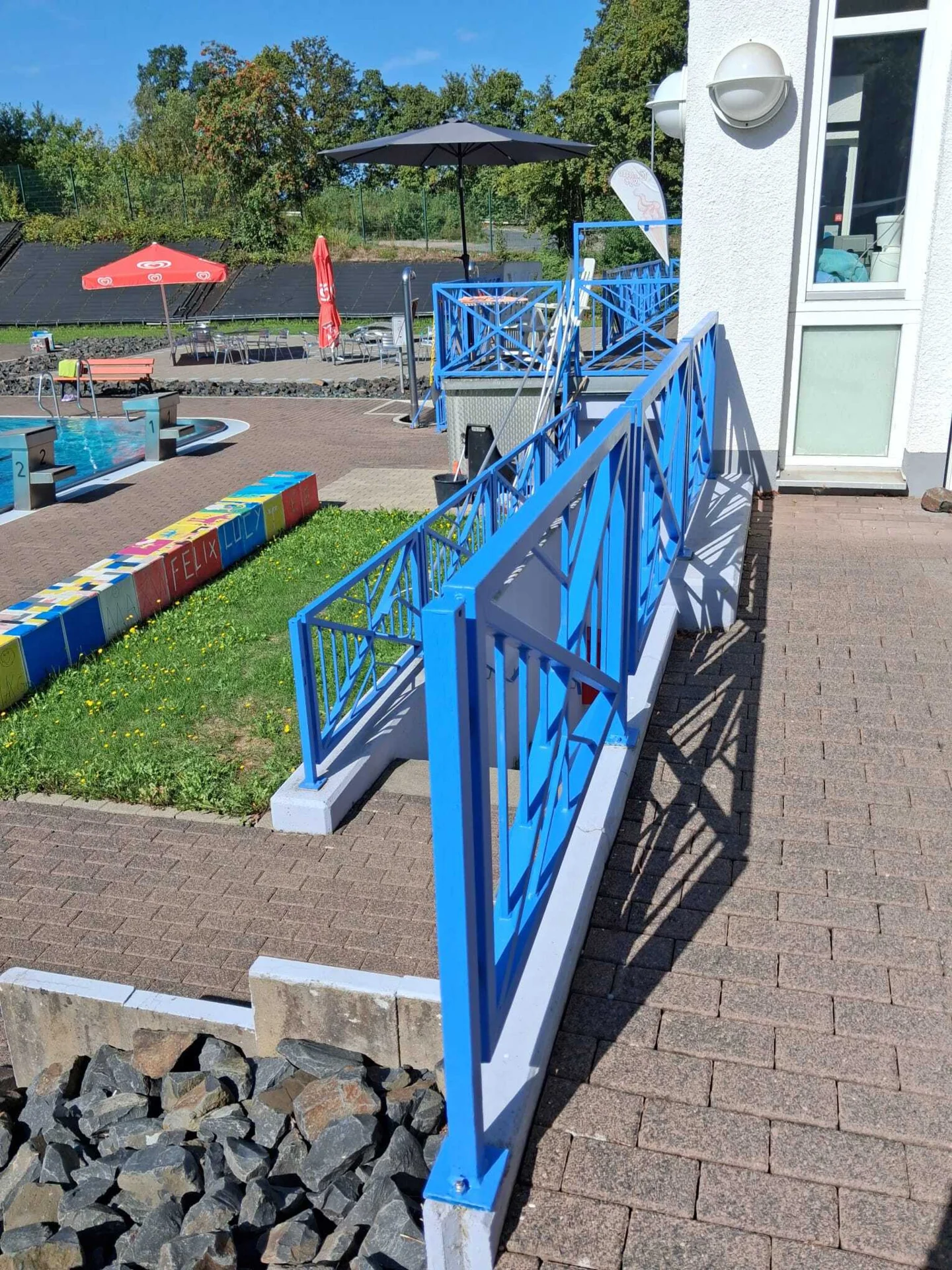 Bildunterschrift: Neuer Anstrich im Schwimmbad