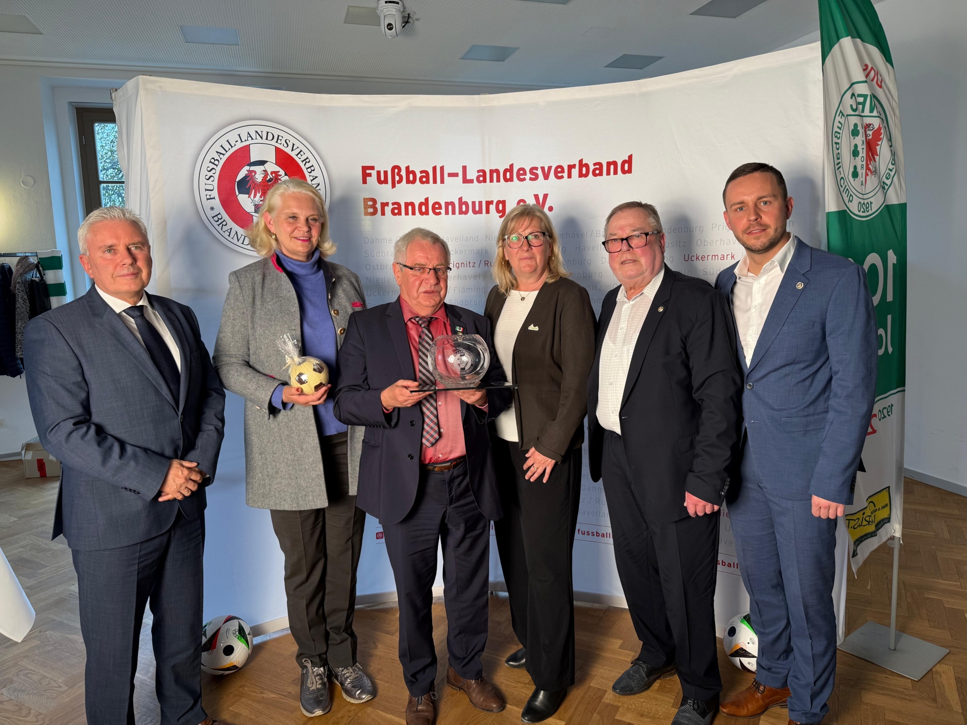 Klaus-Dieter Bartsch mit seinen langjährigen Wegbegleitern in Werder.
