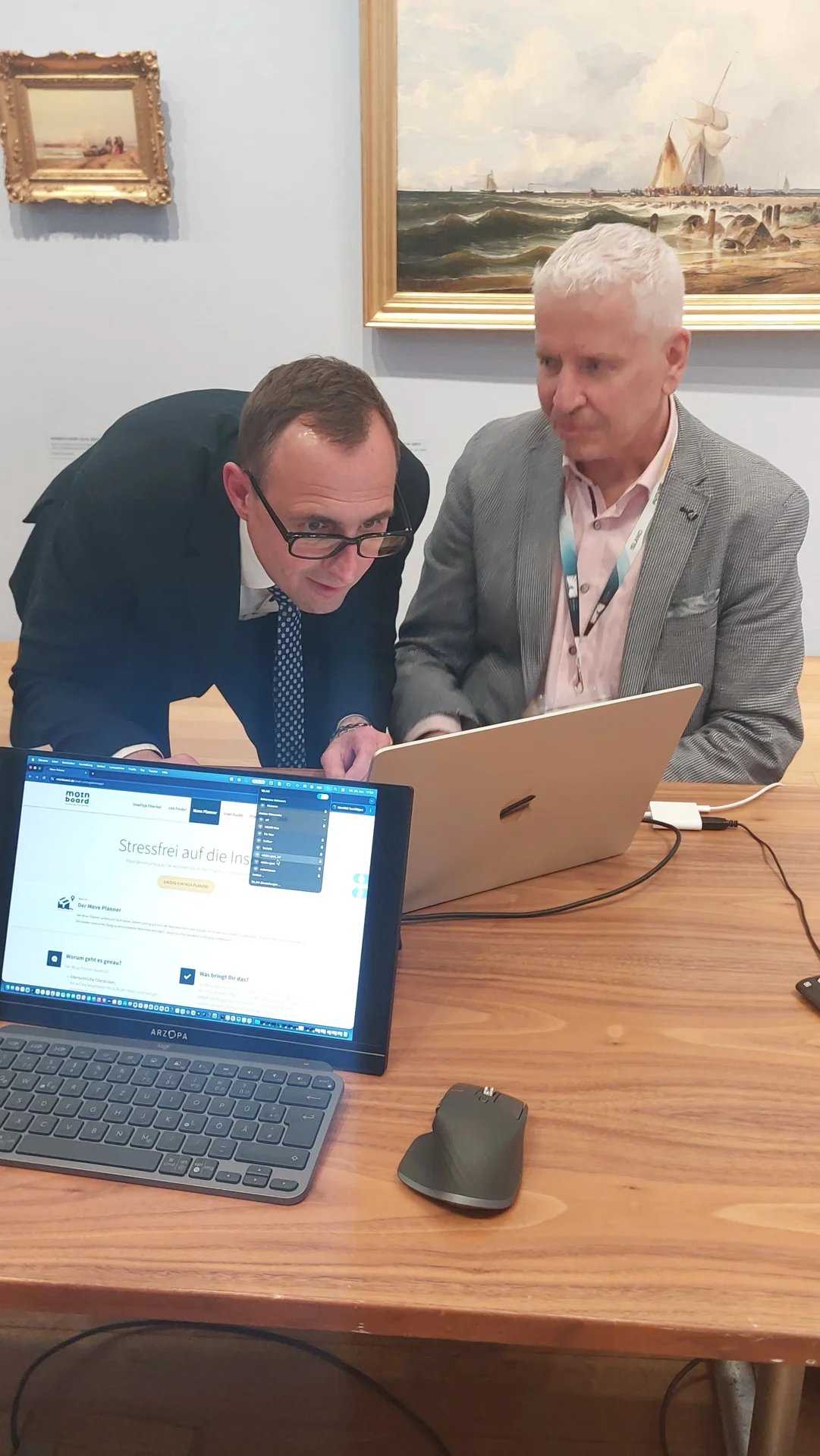 Interessierter Blick in die Amts-Zukunft am Rande der Verleihung des Island Future Awards: Dirk Schrödter und Peter Zell (i2k Services GmbH) (v.l.) (Foto: AmtFA Andreas Hansen)