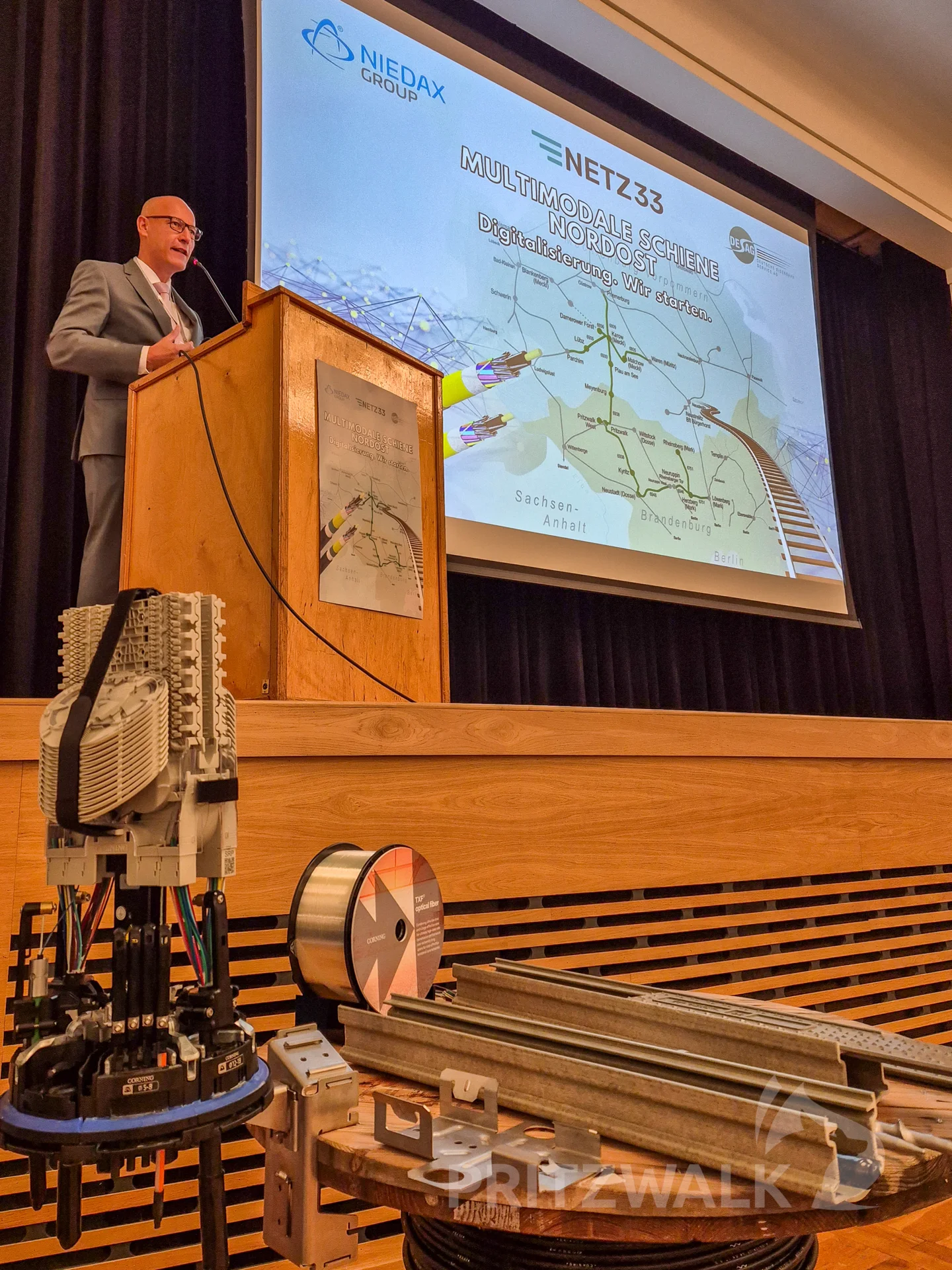 Bürgermeister Dr. Ronald Thiel würdigt den Mut zu dem wegweisenden Projekt, das nun in Pritzwalk unterzeichnet wurde. Foto: Stadt Pritzwalk