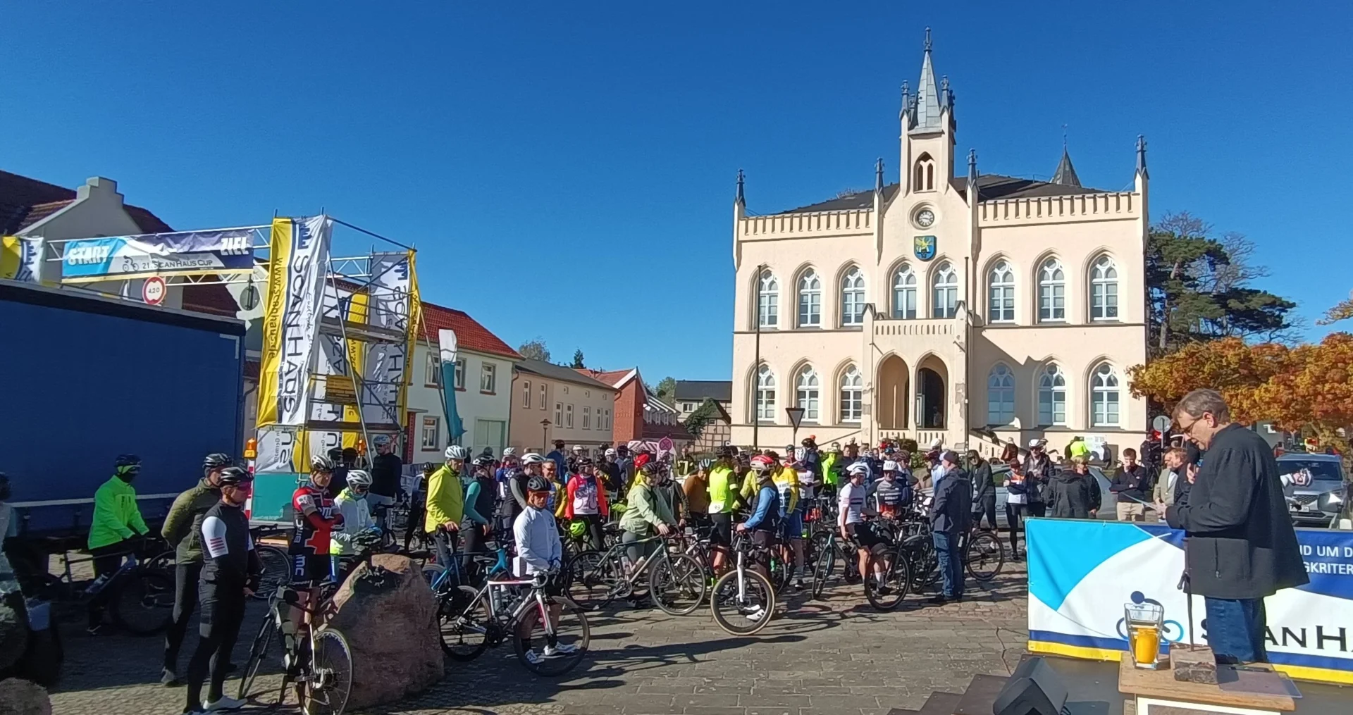 Start der RTF auf dem Marktplatz inMarlow