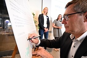 Unterzeichnung der Charta