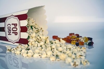 https://pixabay.com/de/photos/popcorn-kino-theater-lebensmittel-1433327/