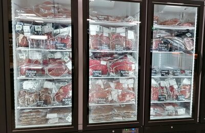 Eingefroren oder in Gläsern: Fleischangebot in der Hall of Meat in Wildau. Foto: Dörthe Ziemer