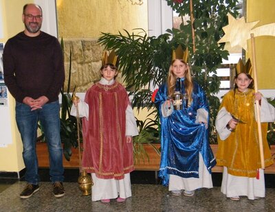 Auf dem Bild ist Gemeindereferent Thomas Kern mit den drei Königen Sophia, Romy und Lilli (3./4. K.) (Bild vergrößern)