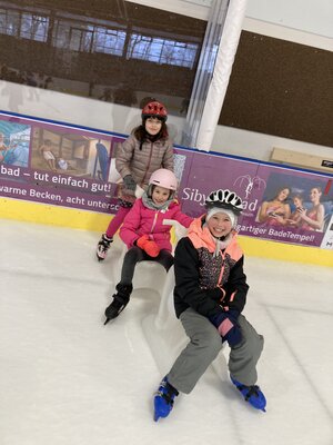 Grundschule Mähring beim Eislaufen