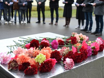 Foto zur Meldung: Stilles Blumenniederlegen am Holocaust-Gedenktag