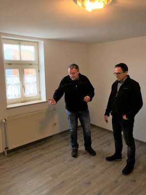 Sachbearbeiter Martin Präscher (li.) zeigt Bürgermeister Lars Obermann die abgeschlossenen Boden- und Malerarbeiten (Bild vergrößern)